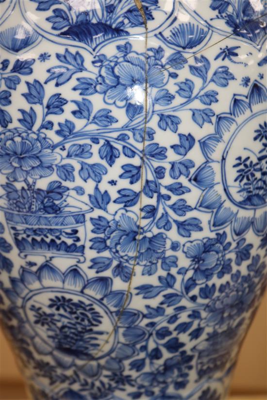 A large Chinese blue and white vase, Kangxi period Height 42cm